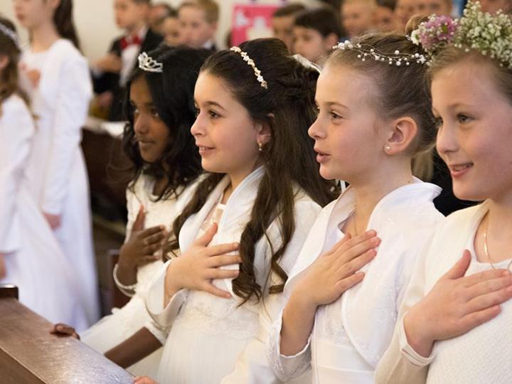 Kommunionkinder während der Feier der Erstkommunion in der Kirche St. Pankratius in Köln-Worringen